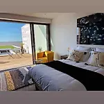 Villa Front De *